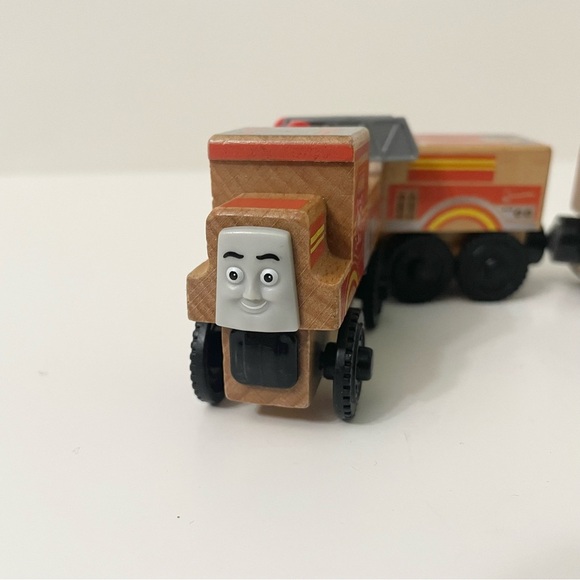 Thomas & Friends Wooden Flynn and Flynns Tender Train - Picture 2 of 16